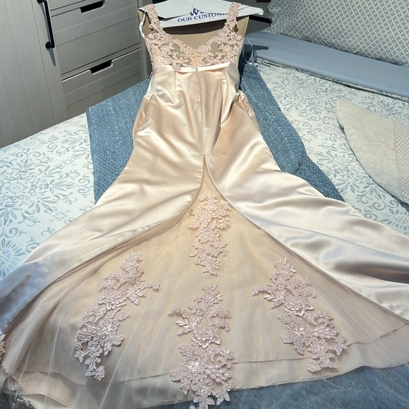 Gorgeous Avery Austin gown champagne color size 4 - Picture 3 of 7